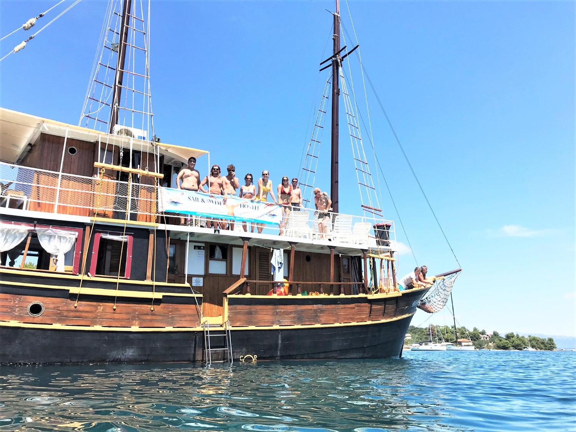 Rhythm Floating Accom - Split Exterior foto